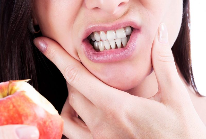 болезненность во время чистки зубов